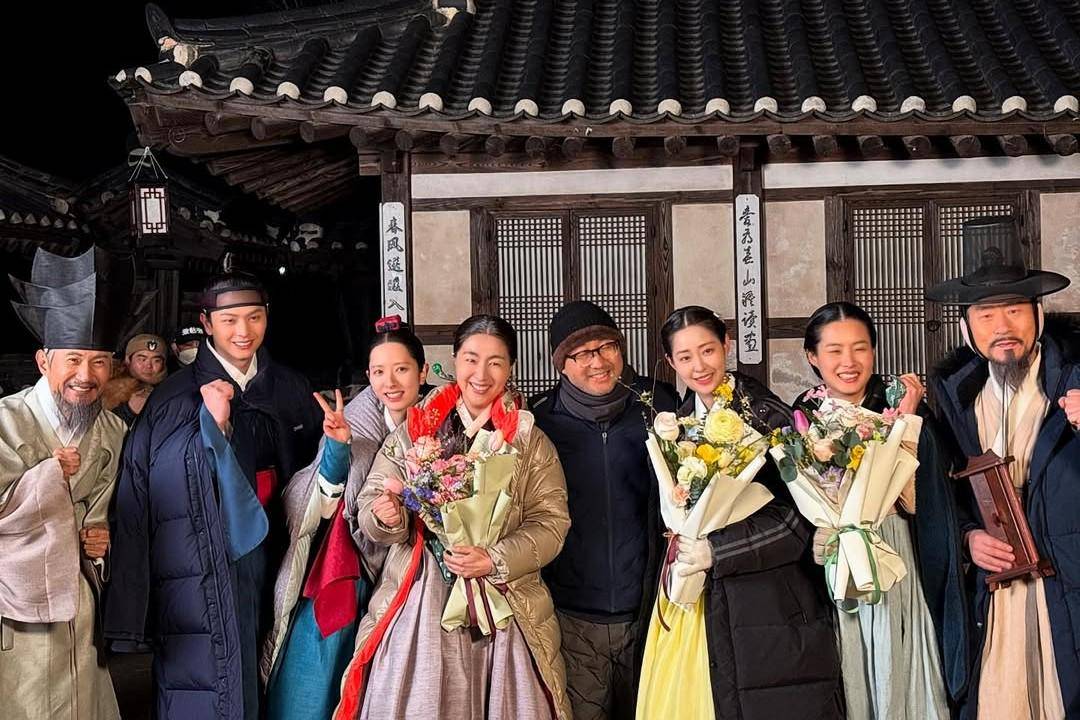 potret Shin Seul Ki bersama pemeran The Haunted Palace (instagram.com/shinseulkee)